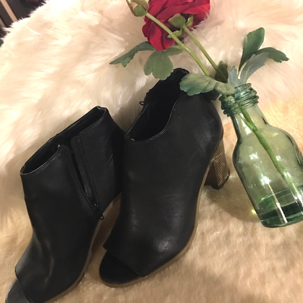 Report-blk/open toe, high heel ankle boot. Sz 7.5